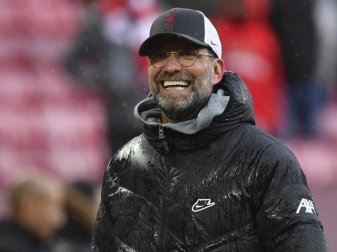 Jürgen Klopp findet lobende Worte für Mainz-Trainer Svensson. Foto: Paul Ellis/Pool AFP/dpa Jürgen Klopp findet lobende Worte für Mainz-Trainer Svensson. Foto: Paul Ellis/Pool AFP/dpa