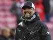 Jürgen Klopp findet lobende Worte für Mainz-Trainer Svensson. Foto: Paul Ellis/Pool AFP/dpa
