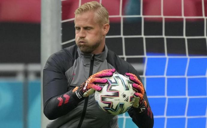 Torhüter Kasper Schmeichel trifft mit Dänemark im ersten EM-Achtelfinale auf Wales. Foto: Peter Dejong/AP/dpa