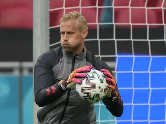 Torhüter Kasper Schmeichel trifft mit Dänemark im ersten EM-Achtelfinale auf Wales. Foto: Peter Dejong/AP/dpa Torhüter Kasper Schmeichel trifft mit Dänemark im ersten EM-Achtelfinale auf Wales. Foto: Peter Dejong/AP/dpa