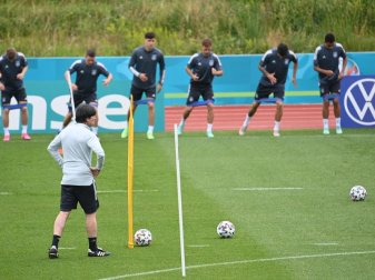 Bundestrainer Joachim Löw (v) bereitet das DFB-Team auf das Achtelfinale gegen England vor. Foto: Federico Gambarini/dpa Bundestrainer Joachim Löw (v) bereitet das DFB-Team auf das Achtelfinale gegen England vor. Foto: Federico Gambarini/dpa