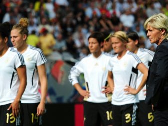 Silvia Neid und das DFB-Team im Berliner Olympiastadion Silvia Neid und das DFB-Team im Berliner Olympiastadion