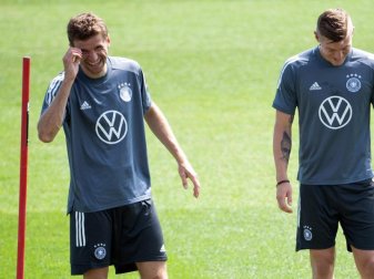 Bestens gelaunt zurück im DFB-Training: Thomas Müller (l) - Toni Kroos freut es auch. Foto: Federico Gambarini/dpa Bestens gelaunt zurück im DFB-Training: Thomas Müller (l) - Toni Kroos freut es auch. Foto: Federico Gambarini/dpa