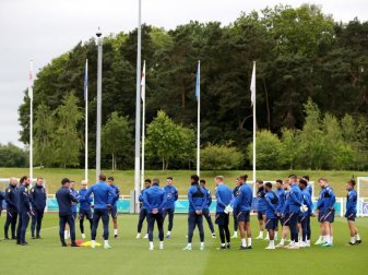 Die Spieler der englischen Nationalmannschaft hören einer Ansprache des Trainers während einer Trainingseinheit zu. Foto: Nick Potts/PA Wire/dpa Die Spieler der englischen Nationalmannschaft hören einer Ansprache des Trainers während einer Trainingseinheit zu. Foto: Nick Potts/PA Wire/dpa