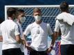 Dani Olmo (c) sieht seine Zukunft in Sapnien