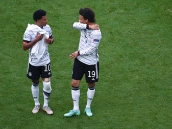Deutschlands Serge Gnabry und Leroy Sané (r) unterhalten sich nach einer Partie auf dem Platz. Foto: Federico Gambarini/dpa Deutschlands Serge Gnabry und Leroy Sané (r) unterhalten sich nach einer Partie auf dem Platz. Foto: Federico Gambarini/dpa