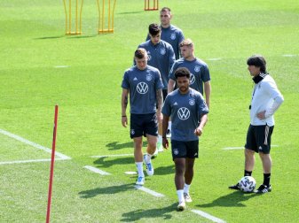 In Herzogenaurach zeigen sich Löws Spieler den Fans nahe In Herzogenaurach zeigen sich Löws Spieler den Fans nahe