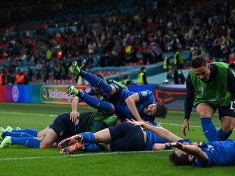 Die Italiener feiern den Einzug ins Viertelfinale Die Italiener feiern den Einzug ins Viertelfinale