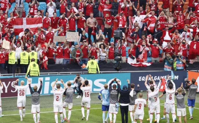 Die dänische Mannschaft feierte den Viertelfinaleinzug mit den Fans. Foto: Koen Van Weel/EPA Pool via AP/dpa