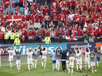 Die dänische Mannschaft feierte den Viertelfinaleinzug mit den Fans. Foto: Koen Van Weel/EPA Pool via AP/dpa Die dänische Mannschaft feierte den Viertelfinaleinzug mit den Fans. Foto: Koen Van Weel/EPA Pool via AP/dpa