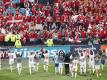 Die dänische Mannschaft feierte den Viertelfinaleinzug mit den Fans. Foto: Koen Van Weel/EPA Pool via AP/dpa