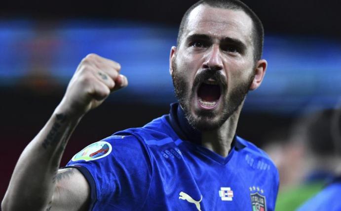 Italiens Leonardo Bonucci feiert Sieg über Österreich. Foto: Ben Stansall/Pool AFP/AP/dpa