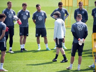 Bundestrainer Joachim Löw tüftelt mit seinen Spielern am Matchplan gegen England. Foto: Federico Gambarini/dpa Bundestrainer Joachim Löw tüftelt mit seinen Spielern am Matchplan gegen England. Foto: Federico Gambarini/dpa