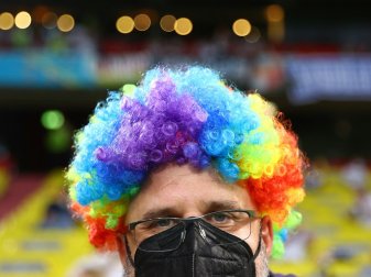 UEFA unterstützt Sponsoren mit Regenbogen-Werbung UEFA unterstützt Sponsoren mit Regenbogen-Werbung