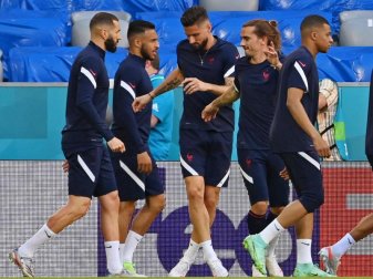 Hat sich noch nicht gefunden bei der EM: Frankreichs Sturm-Trio Karim Benzema (l) Antoine Griezmann (M) und Kylian Mbappe (r). Foto: Federico Gambarini/dpa Hat sich noch nicht gefunden bei der EM: Frankreichs Sturm-Trio Karim Benzema (l) Antoine Griezmann (M) und Kylian Mbappe (r). Foto: Federico Gambarini/dpa