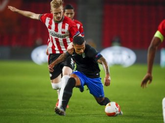Timo Baumgartl (l) von PSV Eindhoven während einer Europa-League-Partie gegen Granada. Foto: Peter Dejong/AP/dpa Timo Baumgartl (l) von PSV Eindhoven während einer Europa-League-Partie gegen Granada. Foto: Peter Dejong/AP/dpa