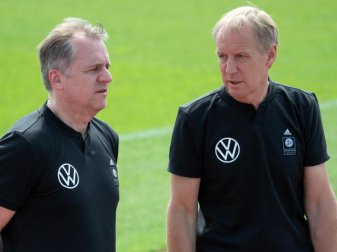 DFB-Teampsychologe Hans-Dieter Hermann (r) und Teamarzt Tim Meyer in Herzogenaurach. Foto: Federico Gambarini/dpa DFB-Teampsychologe Hans-Dieter Hermann (r) und Teamarzt Tim Meyer in Herzogenaurach. Foto: Federico Gambarini/dpa