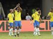 Brasiliens Eder Militao (2l) feiert den Führungstreffer gegen Ecuador. Foto: Eraldo Peres/AP/dpa