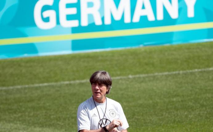 Joachim Löw wird vor dem Abflug nach London noch am taktischen Feinschliff feilen. Foto: Federico Gambarini/dpa