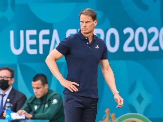 Der niederländische Trainer Frank de Boer übernahm für den überraschenden K.o. die Verantwortung. Foto: Robert Michael/dpa-Zentralbild/dpa Der niederländische Trainer Frank de Boer übernahm für den überraschenden K.o. die Verantwortung. Foto: Robert Michael/dpa-Zentralbild/dpa
