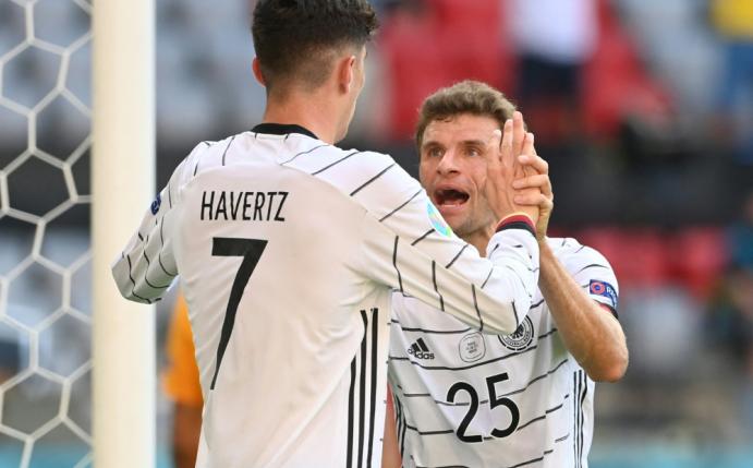 Havertz (l.) und Gosens beeindruckt von Müller (r.)
