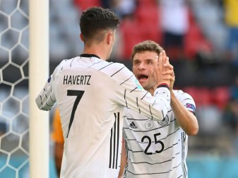 Havertz (l.) und Gosens beeindruckt von Müller (r.) Havertz (l.) und Gosens beeindruckt von Müller (r.)
