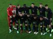 Die DFB-Elf hat im Fußball-Klassiker das Team aus England vor der Brust. Foto: Christian Charisius/dpa