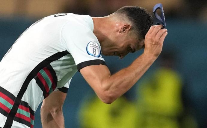Verzweifelt: Für Superstar Cristiano Ronaldo und Titelverteidiger Portugal ist die EM beendet. Foto: Thanassis Stavrakis/Pool AP/dpa