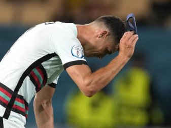 Verzweifelt: Für Superstar Cristiano Ronaldo und Titelverteidiger Portugal ist die EM beendet. Foto: Thanassis Stavrakis/Pool AP/dpa Verzweifelt: Für Superstar Cristiano Ronaldo und Titelverteidiger Portugal ist die EM beendet. Foto: Thanassis Stavrakis/Pool AP/dpa