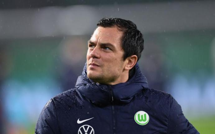 Sportdirektor Marcel Schäfer verlängerte seinen Vertrag beim VfL Wolfsburg. Foto: Swen Pförtner/dpa