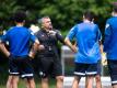 Bochum-Trainer Thomas Reis (2.v.l.) bereitet seine Mannschaft auf die Bundesliga vor. Foto: Marius Becker/dpa