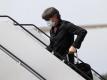 Bundestrainer Joachim Löw auf der Treppe zum Flieger nach London. Foto: Daniel Karmann/dpa