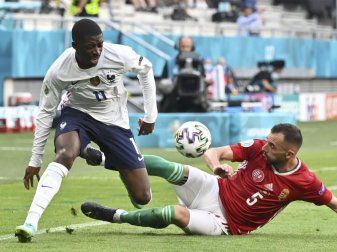 Die Knie-Verletzung hatte sich Ousmane Dembélé (l) im zweiten EM-Gruppenspiel der Franzosen gegen Ungarn zugezogen. Foto: Tibor Illyes/EPA Pool/AP/dpa Die Knie-Verletzung hatte sich Ousmane Dembélé (l) im zweiten EM-Gruppenspiel der Franzosen gegen Ungarn zugezogen. Foto: Tibor Illyes/EPA Pool/AP/dpa