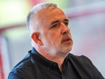 Macht sich für die Zulassung von Stehplätzen bei internationalen Spielen stark: dirk Zingler, Präsident vom 1. FC Union Berlin. Foto: Andreas Gora/dpa Macht sich für die Zulassung von Stehplätzen bei internationalen Spielen stark: dirk Zingler, Präsident vom 1. FC Union Berlin. Foto: Andreas Gora/dpa