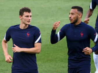 Benjamin Pavard (l) hat einen Platz in der Startelf Benjamin Pavard (l) hat einen Platz in der Startelf