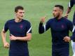 Benjamin Pavard (l) hat einen Platz in der Startelf