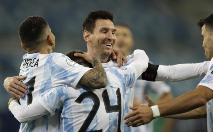 Alejandro Gomez feiert mit seinen Teamkollegen Lionel Messi (Mr), Marcos Acuna (r) und Angel Correa. Foto: Bruna Prado/AP/dpa