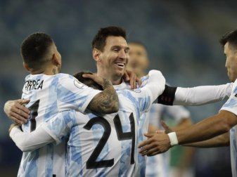 Alejandro Gomez feiert mit seinen Teamkollegen Lionel Messi (Mr), Marcos Acuna (r) und Angel Correa. Foto: Bruna Prado/AP/dpa Alejandro Gomez feiert mit seinen Teamkollegen Lionel Messi (Mr), Marcos Acuna (r) und Angel Correa. Foto: Bruna Prado/AP/dpa