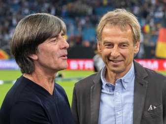 Jürgen Klinsmann (r) bewundert die Arbeit von Bundestrainer Joachim Löw (l). Foto: Robert Michael/dpa-Zentralbild/dpa Jürgen Klinsmann (r) bewundert die Arbeit von Bundestrainer Joachim Löw (l). Foto: Robert Michael/dpa-Zentralbild/dpa