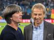 Jürgen Klinsmann (r) bewundert die Arbeit von Bundestrainer Joachim Löw (l). Foto: Robert Michael/dpa-Zentralbild/dpa