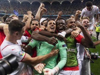 Der Schweizer Torwart Yann Sommer (M) jubelt mit seinen Mannschaftskollegen nach dem Sieg. Foto: Jean-Christophe Bott/KEYSTONE/dpa Der Schweizer Torwart Yann Sommer (M) jubelt mit seinen Mannschaftskollegen nach dem Sieg. Foto: Jean-Christophe Bott/KEYSTONE/dpa