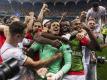Der Schweizer Torwart Yann Sommer (M) jubelt mit seinen Mannschaftskollegen nach dem Sieg. Foto: Jean-Christophe Bott/KEYSTONE/dpa