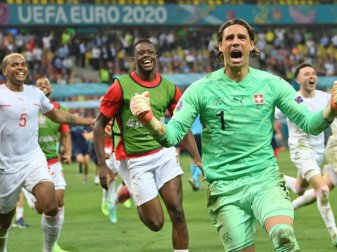 Der Schweizer Elfmeterheld Yann Sommer (r.) Der Schweizer Elfmeterheld Yann Sommer (r.)