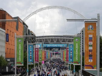 Zuschauer strömen in London ins Wembley Stadion. Foto: Alberto Pezzali/AP/dpa Zuschauer strömen in London ins Wembley Stadion. Foto: Alberto Pezzali/AP/dpa