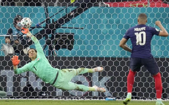 Frankreichs Kylian Mbappé verschoss gegen die Schweiz den entscheidenden Elfmeter. Foto: Vadim Ghirda/Pool AP/dpa