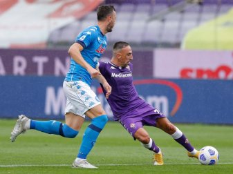 Franck Ribéry (r) wird wohl nicht beim AC Florenz bleiben. Foto: Francesco Scaccianoce/LPS via ZUMA Wire/dpa Franck Ribéry (r) wird wohl nicht beim AC Florenz bleiben. Foto: Francesco Scaccianoce/LPS via ZUMA Wire/dpa