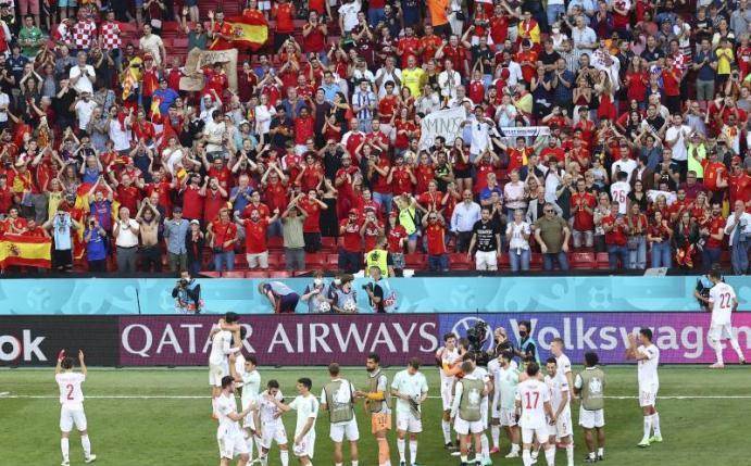 Die spanischen Spieler bejubeln mit ihren Fans den Einzug ins Viertelfinale. Foto: Wolfgang Rattay/Pool Reuters/AP/dpa