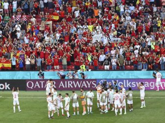 Die spanischen Spieler bejubeln mit ihren Fans den Einzug ins Viertelfinale. Foto: Wolfgang Rattay/Pool Reuters/AP/dpa Die spanischen Spieler bejubeln mit ihren Fans den Einzug ins Viertelfinale. Foto: Wolfgang Rattay/Pool Reuters/AP/dpa