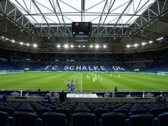 Auftakt zwischen Schalke und dem HSV mit Zuschauern Auftakt zwischen Schalke und dem HSV mit Zuschauern