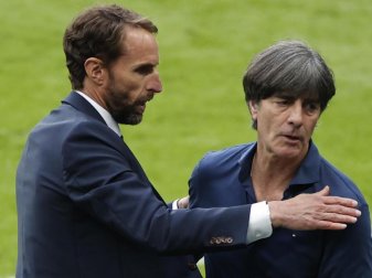 Englands Nationaltrainer Gareth Southgate (l) und Deutschlands Bundestrainer Joachim Löw umarmen sich nach dem Spiel. Foto: John Sibley/POOL Reuters/dpa Englands Nationaltrainer Gareth Southgate (l) und Deutschlands Bundestrainer Joachim Löw umarmen sich nach dem Spiel. Foto: John Sibley/POOL Reuters/dpa